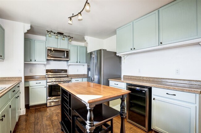 Building Photo - 2 Bed + possible 3rd, 2 Bath Home Close to...