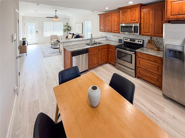 Building Photo - 901 W Munson St