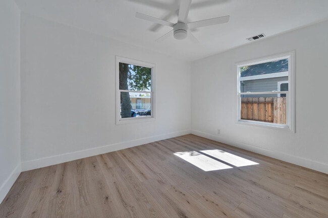 Building Photo - 424 Stanford Ave