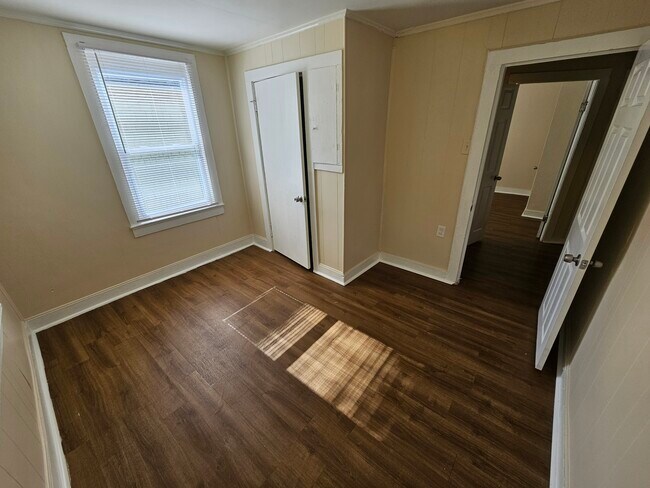 Building Photo - 319 W Linden Ave