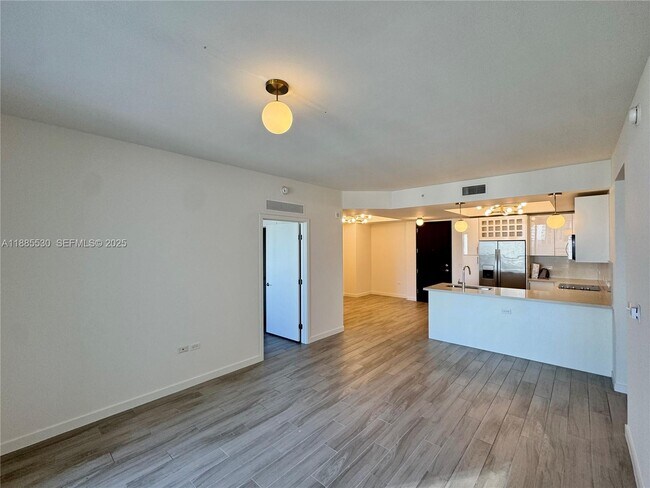 Building Photo - 999 SW 1st Ave