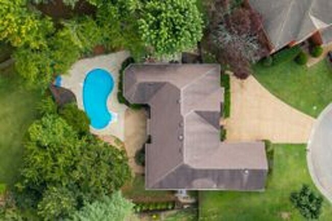 Building Photo - Beautiful Brentwood Home with Inground Pool on Quiet Cul-de-Sac