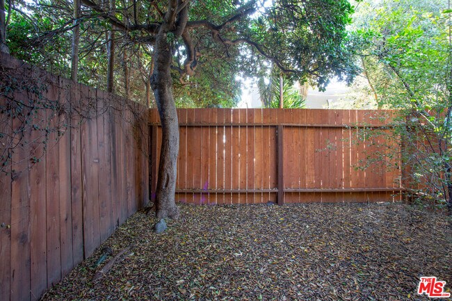 Building Photo - 748 N Citrus Ave