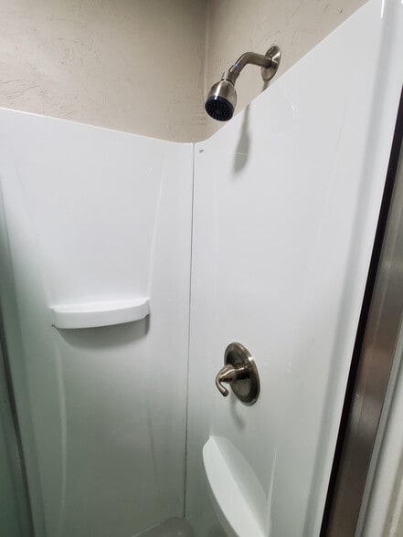 Building Photo - 550 Railroad St