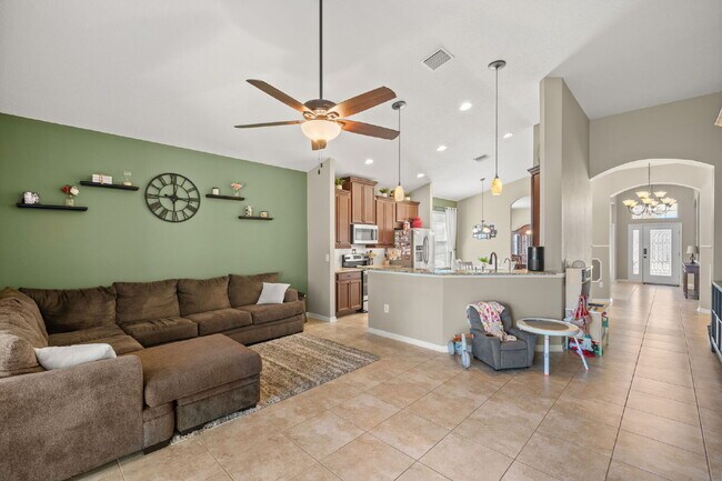 Building Photo - Beautiful Home For Rent in Brandon!