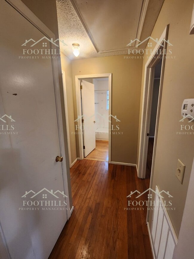 Building Photo - Charming 2-Bed Duplex with Hardwood Floors...