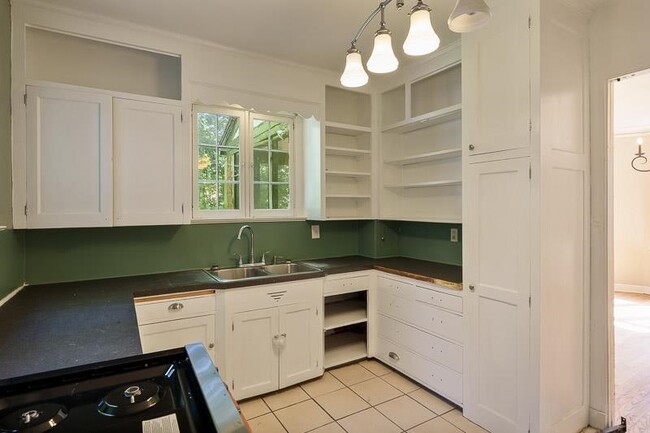 Building Photo - 618 S Harvey Ave