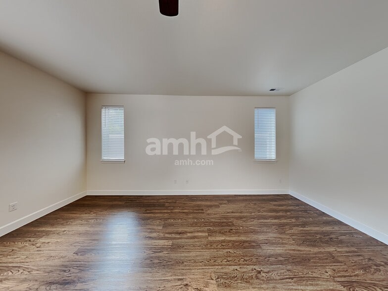 Building Photo - 13905 106th Ave E