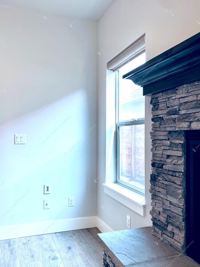 Building Photo - 3BR SE Bend home in great neighborhood wit...