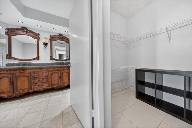 Building Photo - 20185 E Country Club Dr