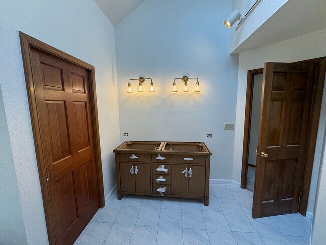 Building Photo - Gorgeous 3 Bedroom • 2.5 Bath Home Recentl...