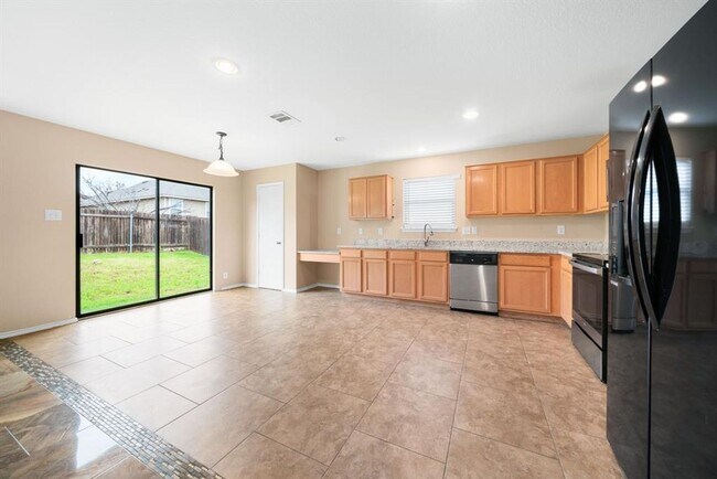 Building Photo - Spacious Living, Great Layout, Excellent Value In Waterleaf