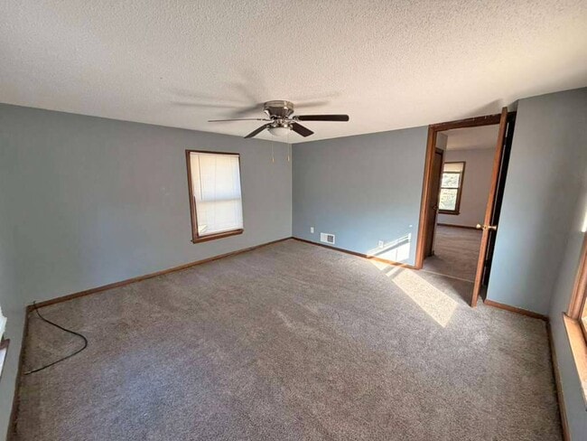Building Photo - 2130 S Riverside Dr