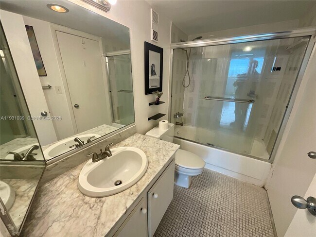 Building Photo - 1200 NE Miami Gardens Dr