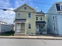 Building Photo - Nicely Renovated 3 bedroom, 1.5 Bathroom i...