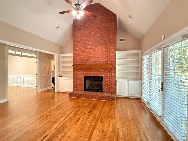 Building Photo - This beautiful brick home is located in Vi...