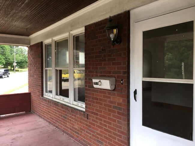 Building Photo - Awesome 3 BR 1 Bath Home with off street p...