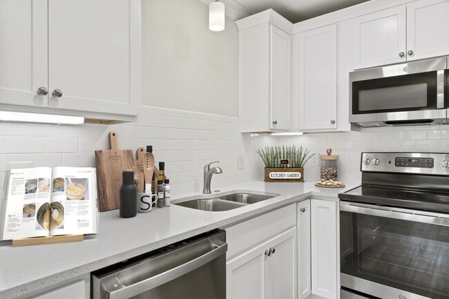 Building Photo - Charming Townhouse with Modern Upgrades and Convenient Location!