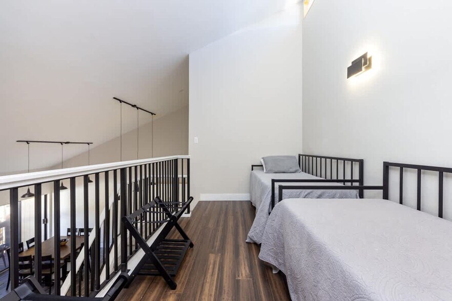 Building Photo - 815 Columbine Rd