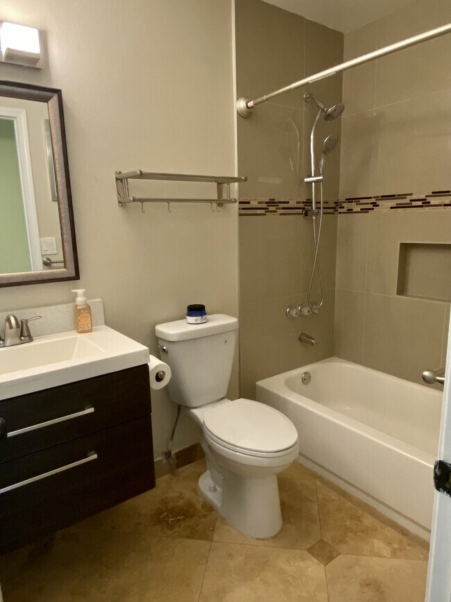 Building Photo - 8239 Loma View Ct