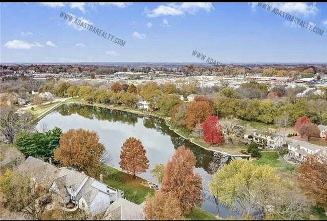 Building Photo - Gorgeous Modern Shawnee Townhome-Available...