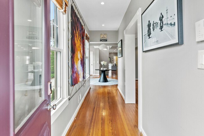 Building Photo - Spacious Kent Home | 6 Bed | 4 Bath | 4,000 Sf | Front Porch + Backyard | Detached 4-Car Garage