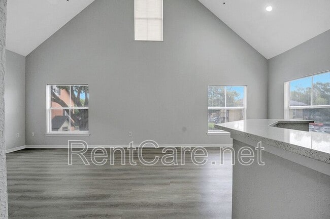 Building Photo - 6005 Westgate Dr