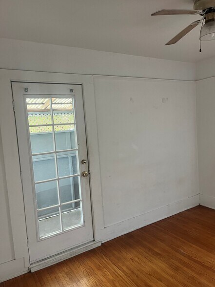 Building Photo - 386 Carroll Park E