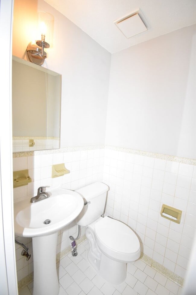 Building Photo - Renovate Dog Friendly Home For Rent Near Cunningham Lane!