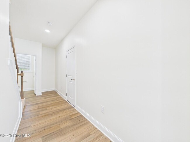 Building Photo - 458 Channel Drop Dr