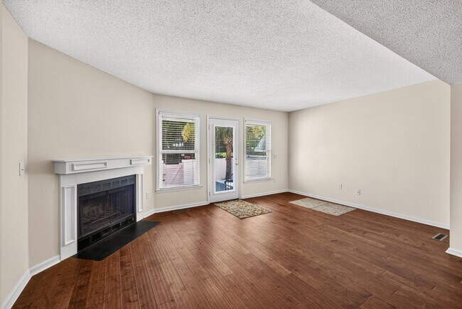 Building Photo - 850 Colony Dr