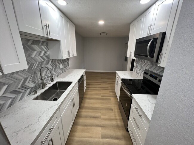Building Photo - $2,300 - 2 Bed / 1 Bath Condo in El Cajon