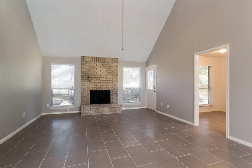 Building Photo - 2331 Rolling Glen Dr