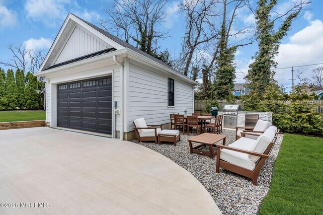 Building Photo - 2017 5th Ave