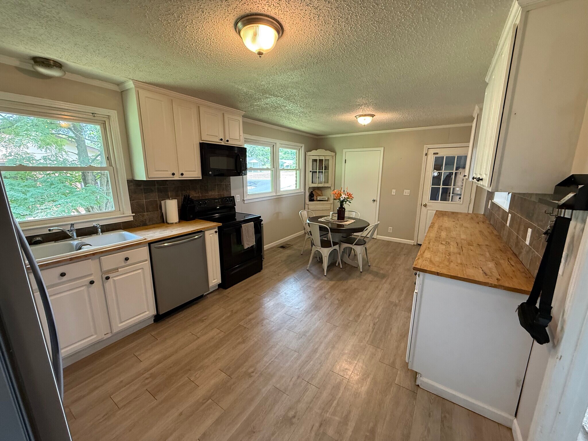 Kitchen - 101 Evergreen Circle
