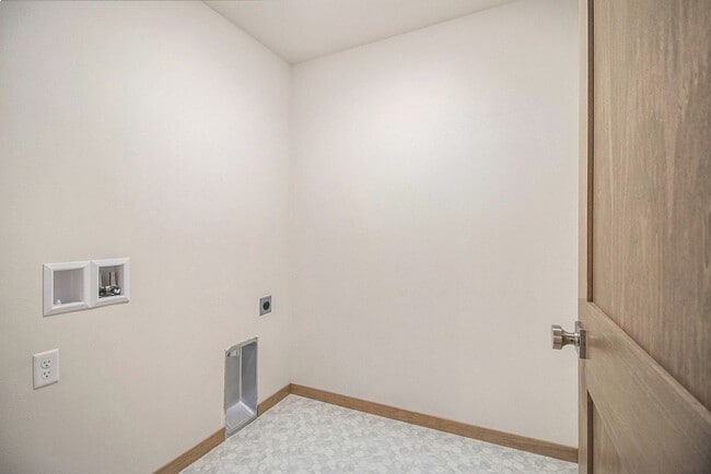 Building Photo - 5702 E Avett Pl