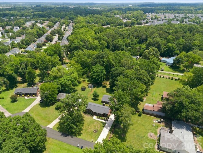 Building Photo - 6299 Spring Ct Ln