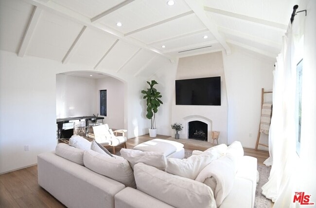 Building Photo - 1430 Stearns Dr