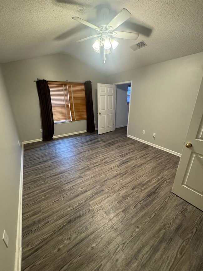 Building Photo - Charming and Spacious 3BR 2BA Home w/ Full Kitchen Suite + Garage + Optional Boat Launch Access i...