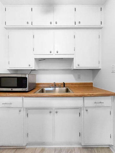 Building Photo - 8405 Aero Ave