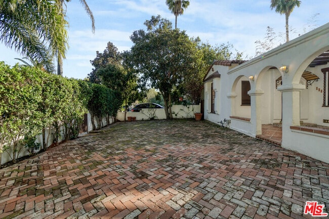 Building Photo - 449 N Sweetzer Ave