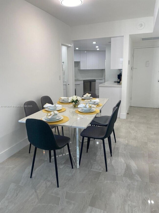 Building Photo - 825 Brickell Bay Dr