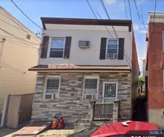 Primary Photo - 214 William St