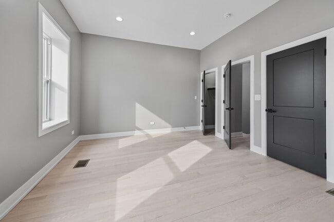 Building Photo - 2816 W Warren Blvd