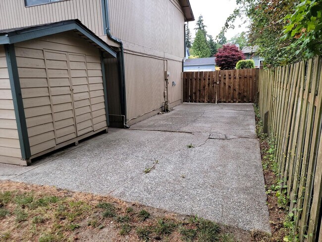 Building Photo - Federal way split level home - 3 bedrooms 2 bathrooms, AC, RV parking, EV Chargers and more, Avai...