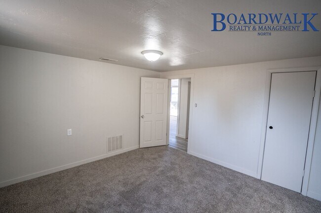 Building Photo - Pet Friendly 2 Bedroom Home