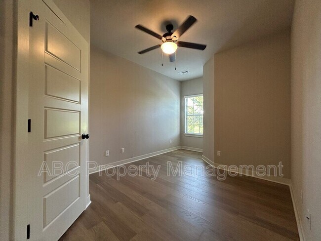 Building Photo - 3305 SW Hillstone Ave