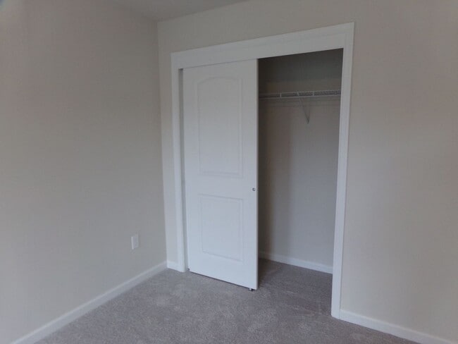 Building Photo - 3 bedroom, 2.5 Bathroom Townhouse in Gray's Pointe Neighborhood