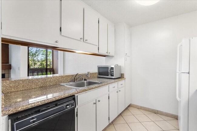 Building Photo - 2101 Shoreline Dr