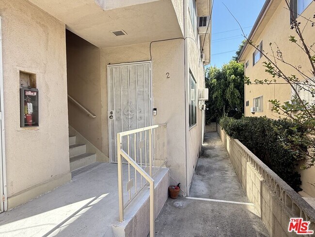 Building Photo - 1438 S Canfield Ave